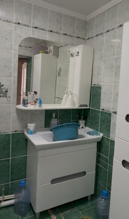 Продам раковину с тумбой + зеркало