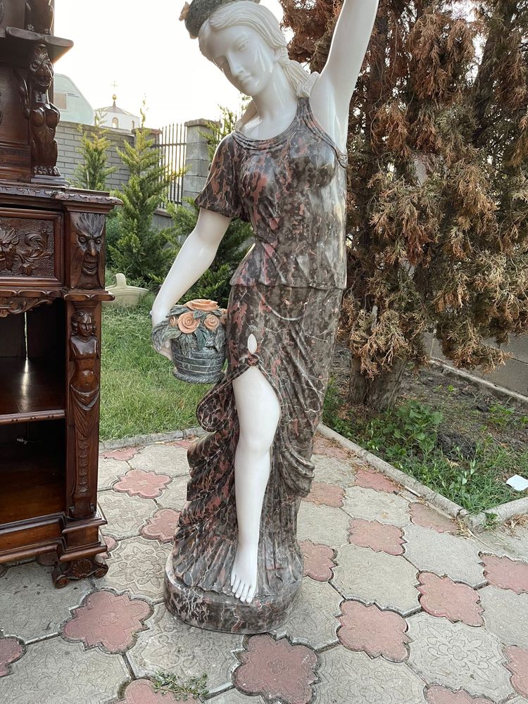 Doua statuete deosebite din marmura