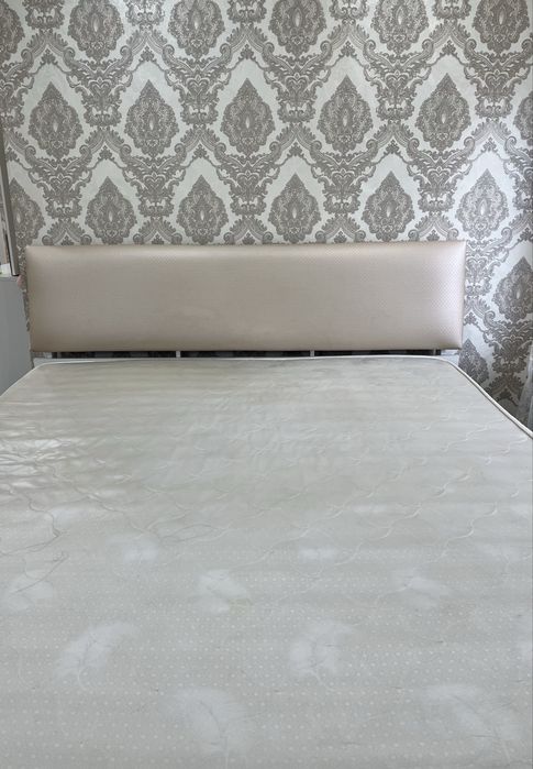 Продам кровать с двумя тумбочками