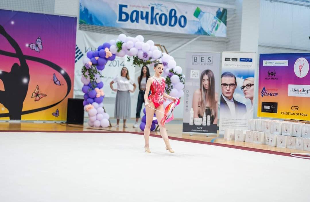 Продавам трико за художествена гимнастика