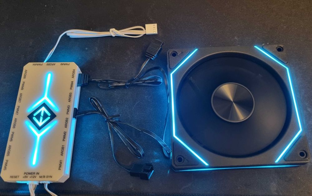 Fan Controller HUB pentru 9 ventilatoare ARGB cu telecomanda