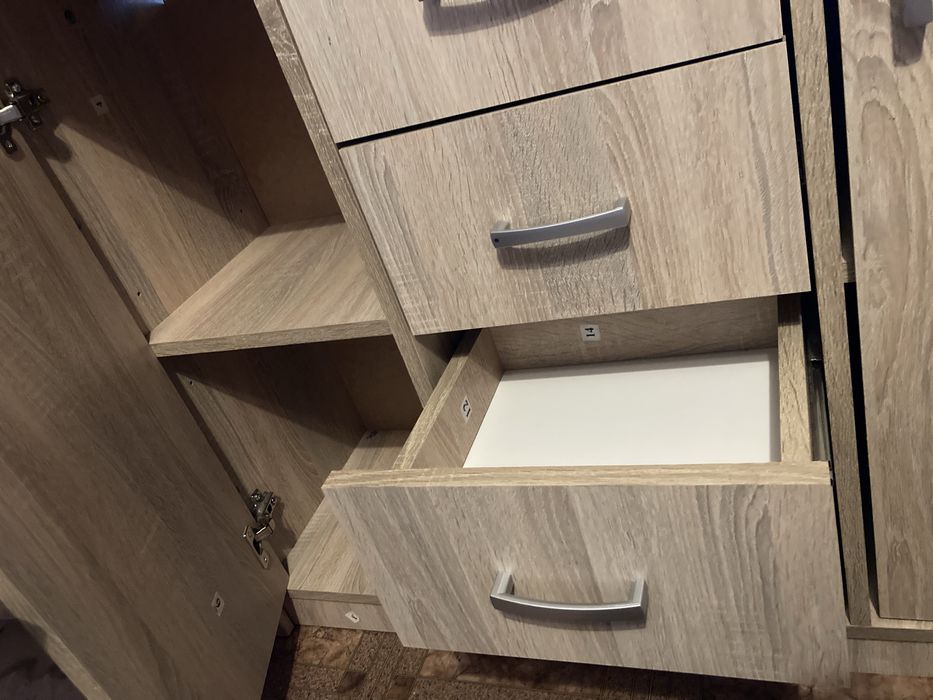 шкаф, току що сглобен