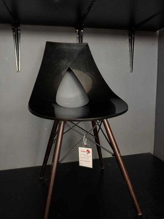 Scaun negru cu bare metalice si scoica plastic negru 1 bucata