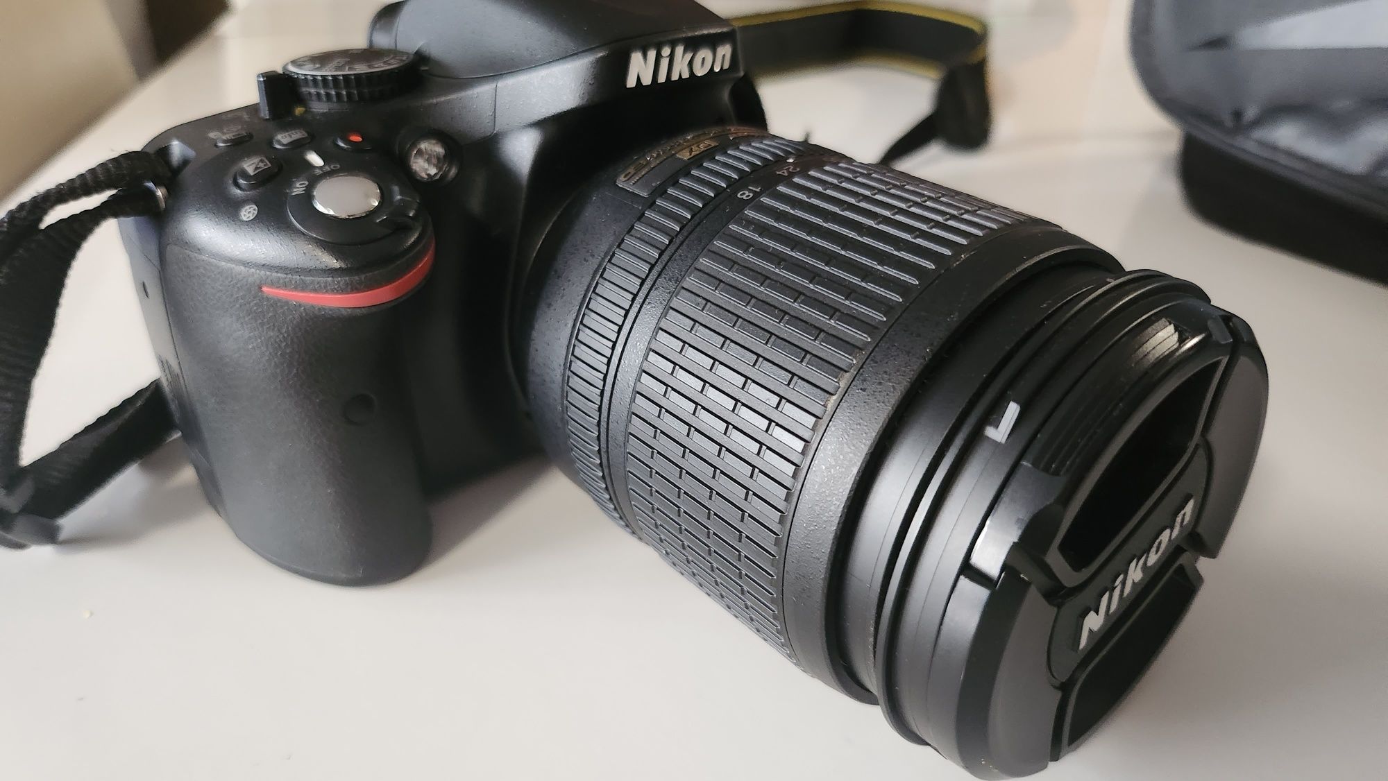 Фотоапарат Nikon - тяло D5200 с обектив 18-105