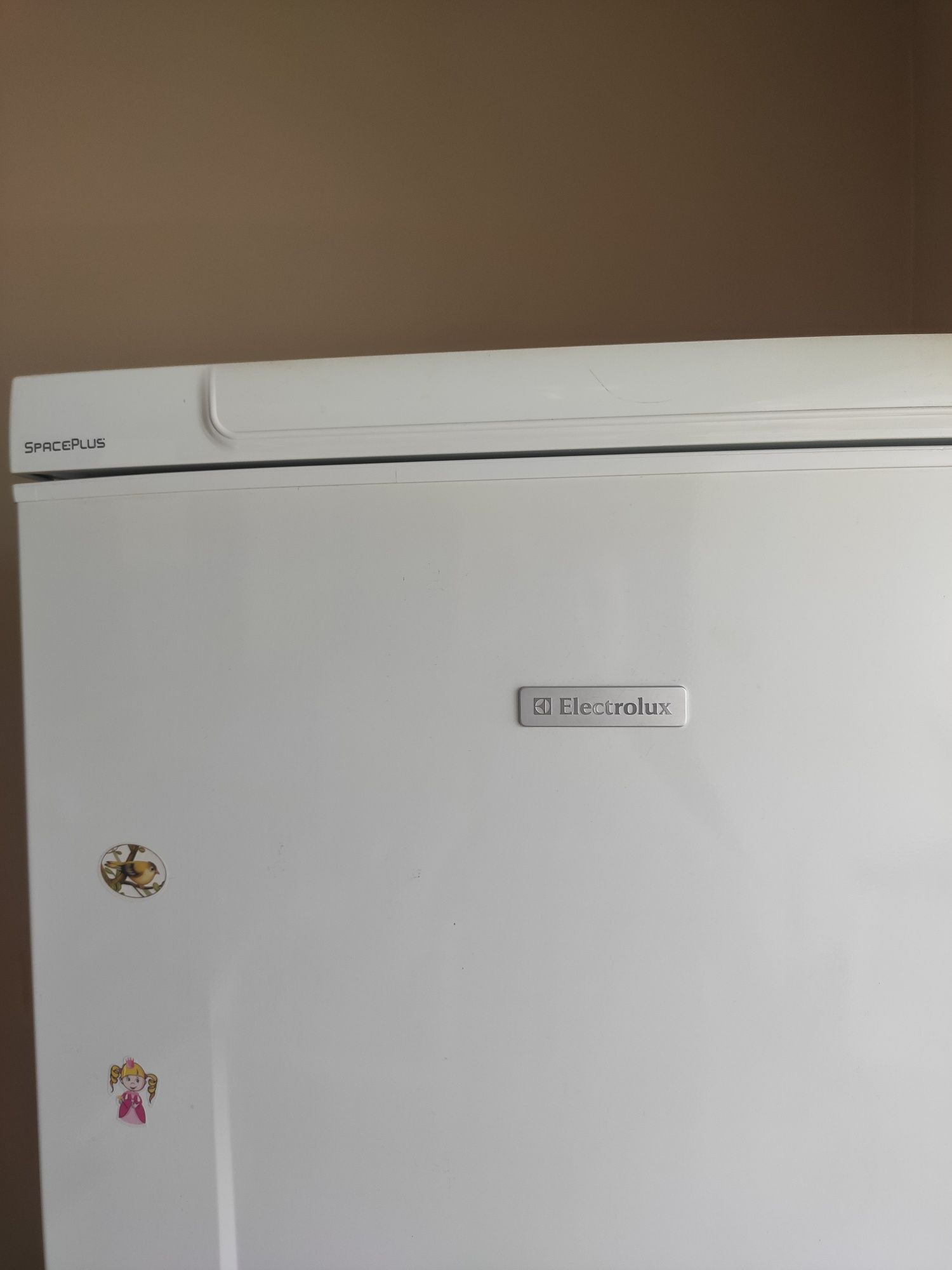 Продавам хладилник electrolux