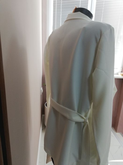 Бяло страхотно сако