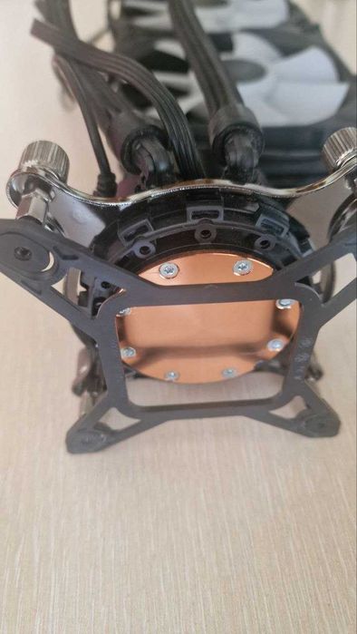 Продавам охладител за процесор ASUS ROG STRIX LC II 240 ARGB