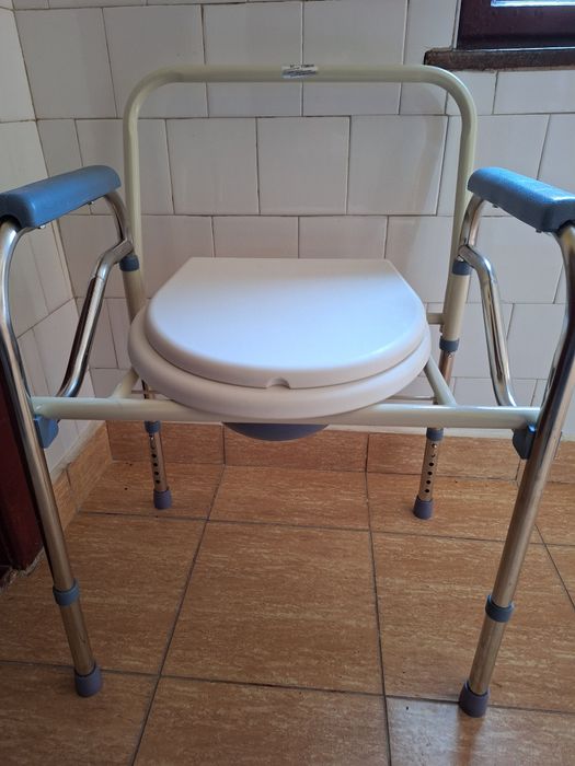 Scaun cu WC de camera, pliabil, inaltime reglabila, din otel si inox