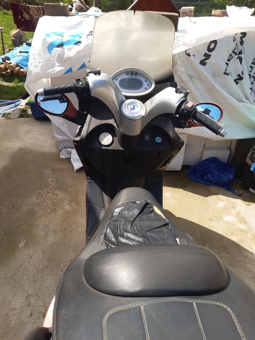 Boxa și scuter kymco