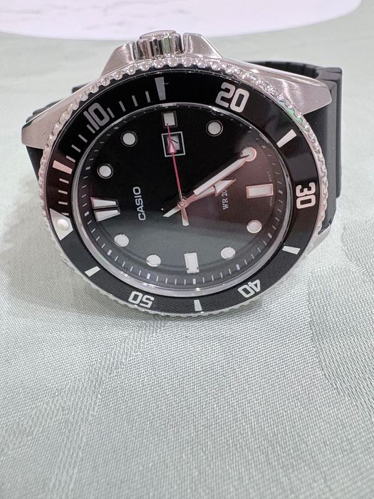 Продавам часовник Casio MDV 107 D