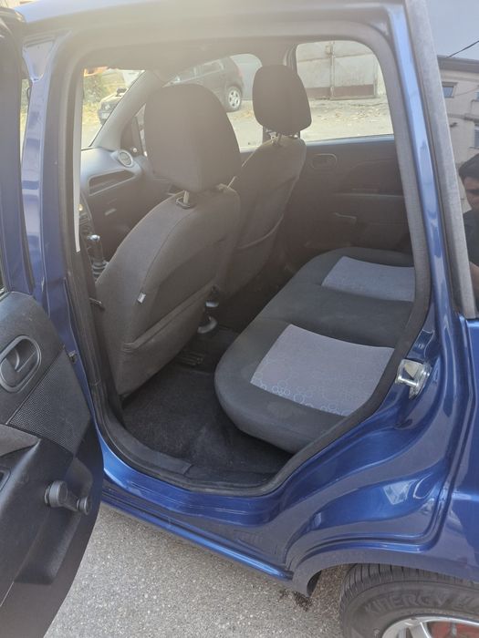 Vând sau schimb Ford fiesta