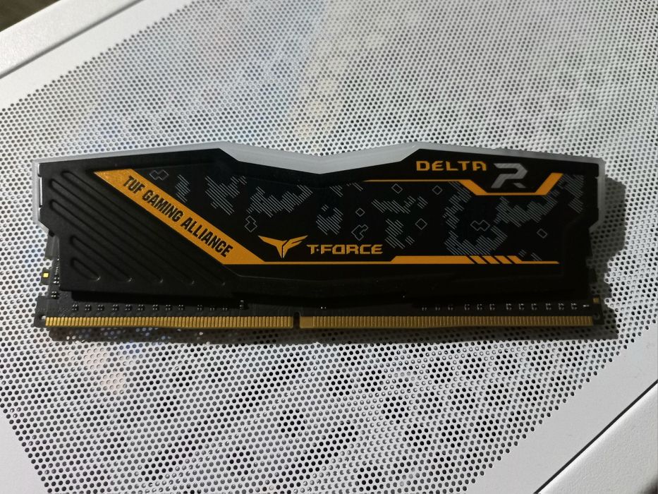 Продам Игровую оперативную память TeamGroup T-FORCE DELTA TUF DDR4!