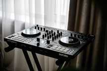 Vând Roland DJ-505 cu stativ si suport laptop - Stare Excepțională!