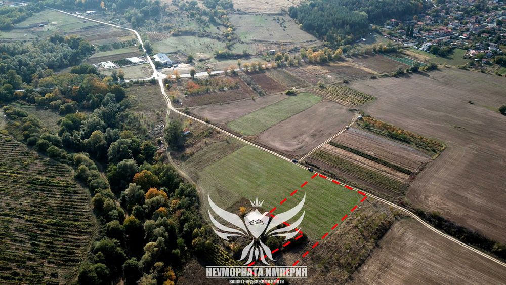 Продавам земя 3300кв.м. вътрешна линия след село Долнослав