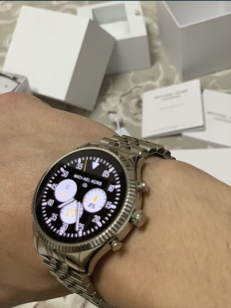 Vând SmartWatch Michael Kors Acces Silver !