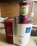 Storcator de fructe si legume Bosch 700W alb/rosu