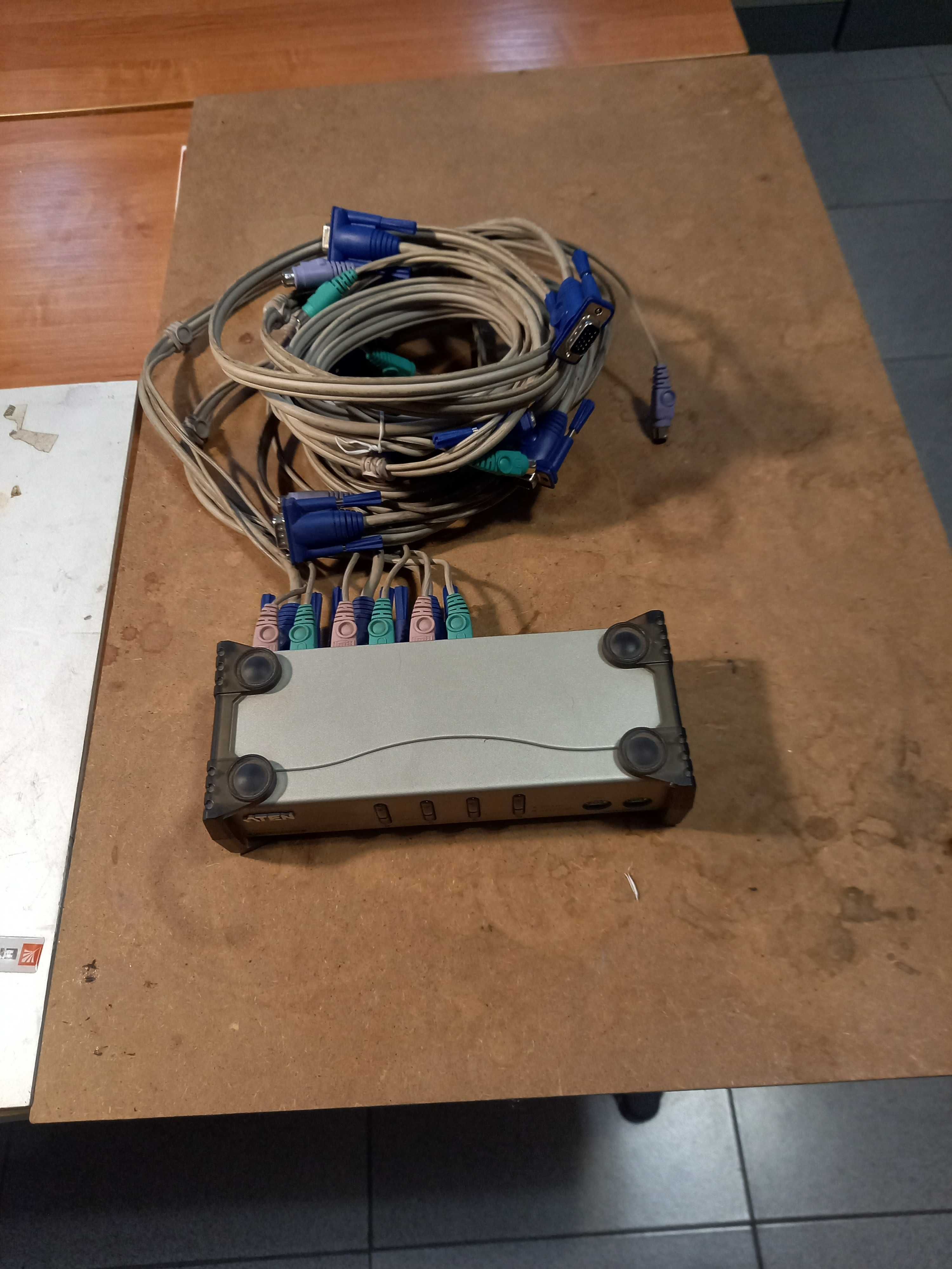 KVM SWITCH на 4 входа продам