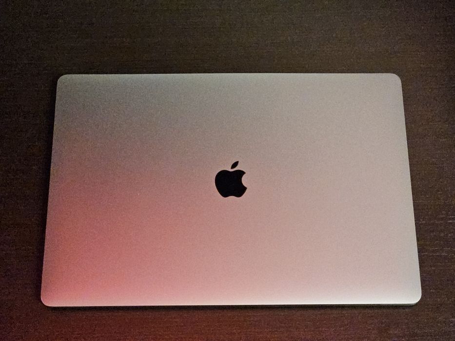 Macbook Pro 2019 i7 16gb ram 512gb touch bar 16"