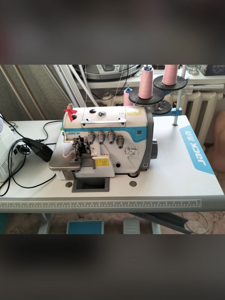 Продам оверлок jack