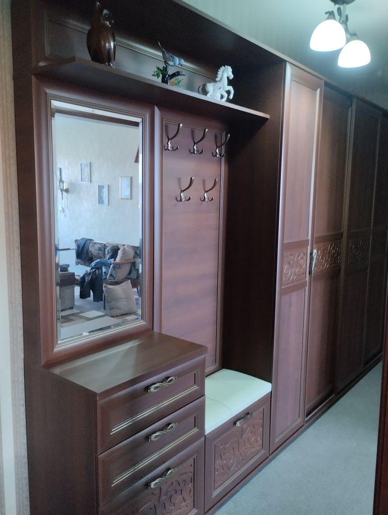 Продам новую прихожую Александрия из трёх секций з трёх секций