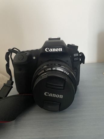 DSLR Canon 80D + accesorii ( obiectiv , geanta , blitz , statie)