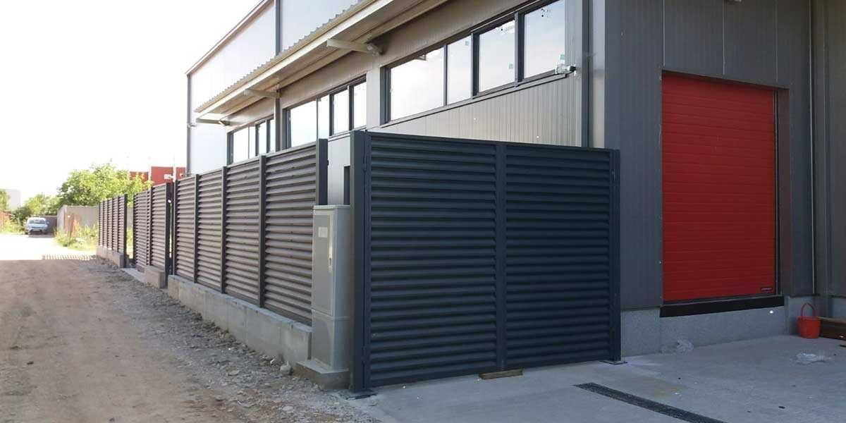 Garduri din panouri stil jaluzele, sipca metalica, tabla, plasa si BCA