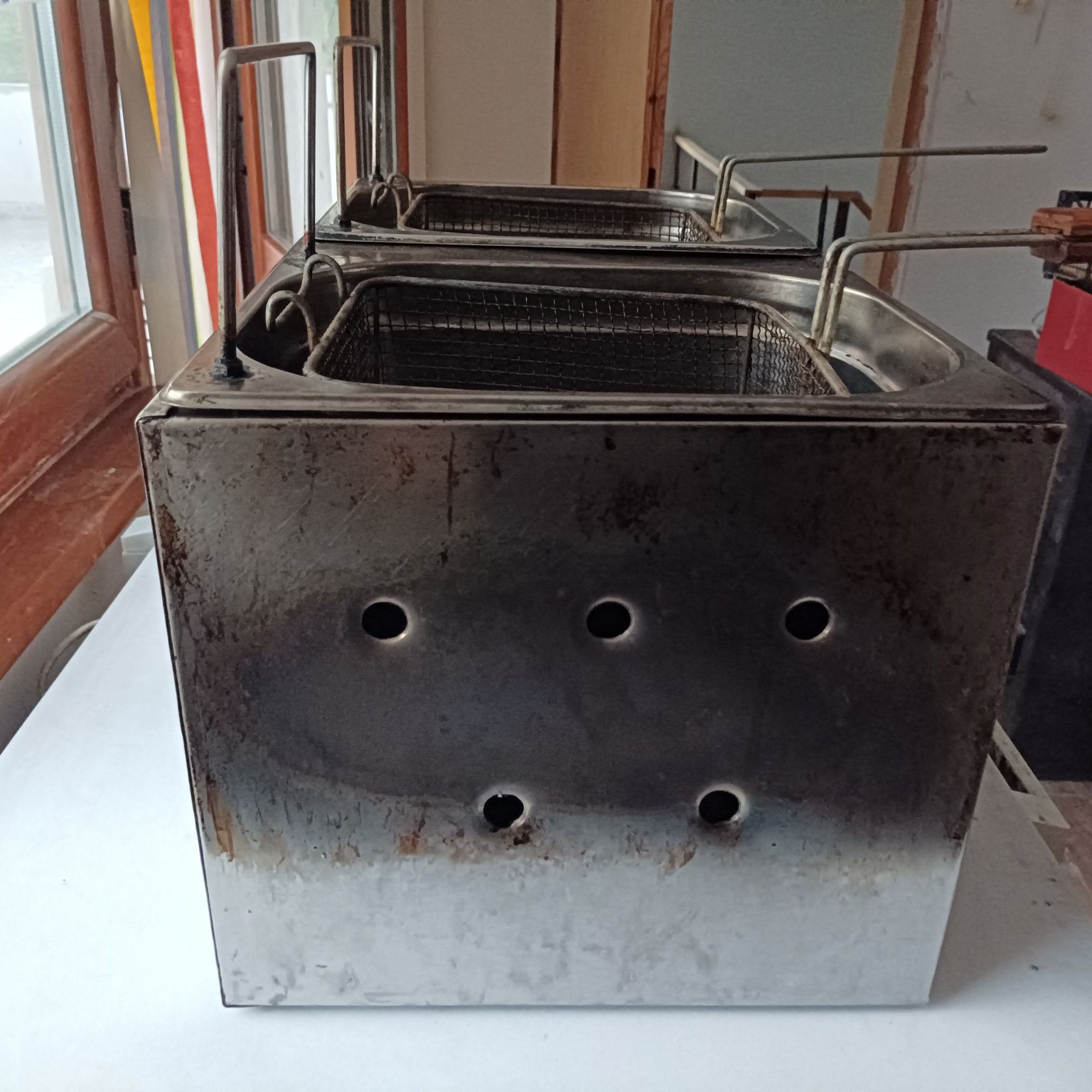 Двоен газов професионален фритюрник.
