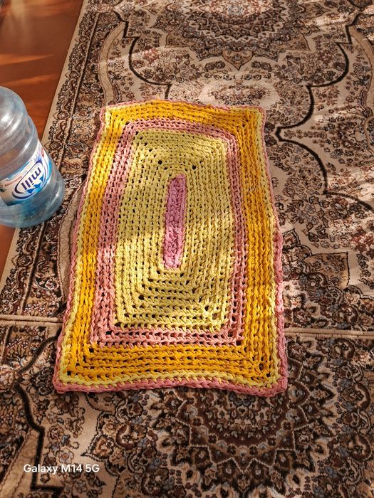 Вязанные коврики из пряжи