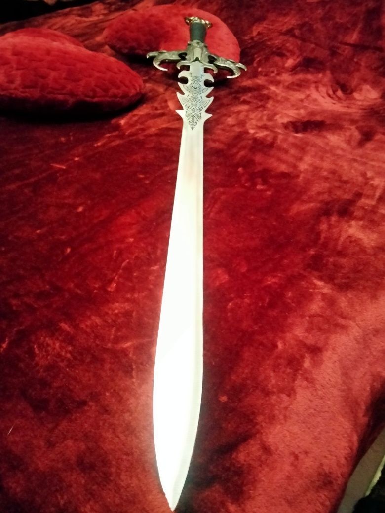 Голям красив рицарски меч