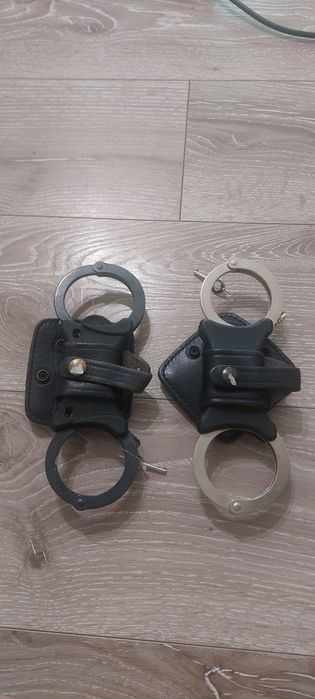 Catuse originale de Politie Anglia cu suportul din piele