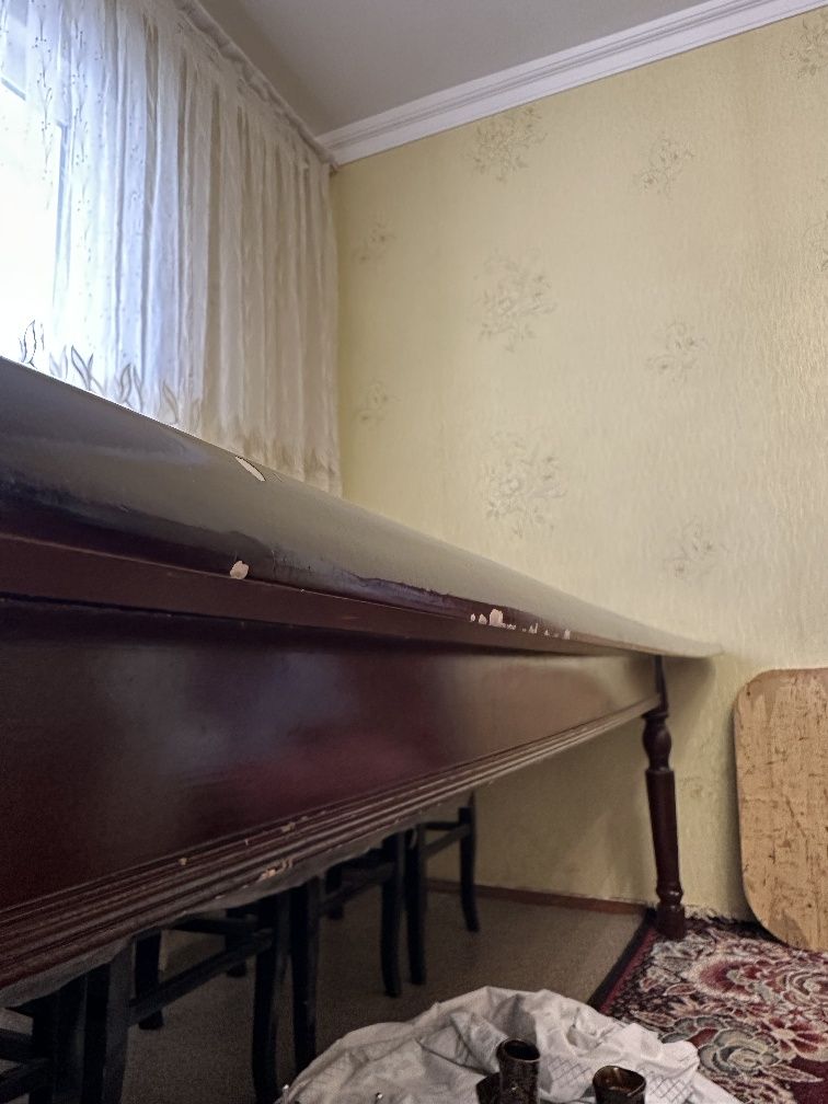 Продается большой стол со стульями