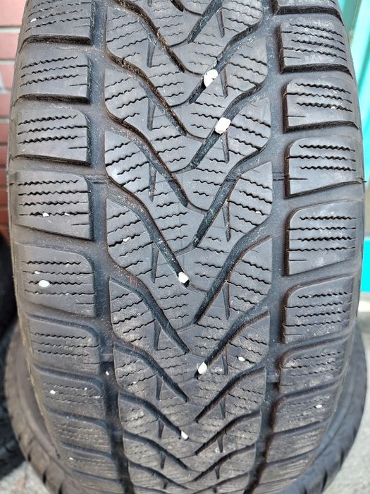 Продавам 2 зимни гуми 215/60/17 Lassa