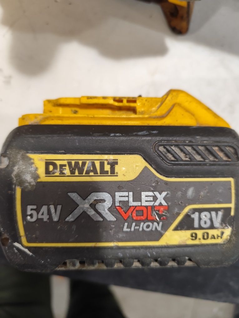 Акумулаторен фугорез Девалт 54V Flex volt DeWALT DCS690 + 9 Ah