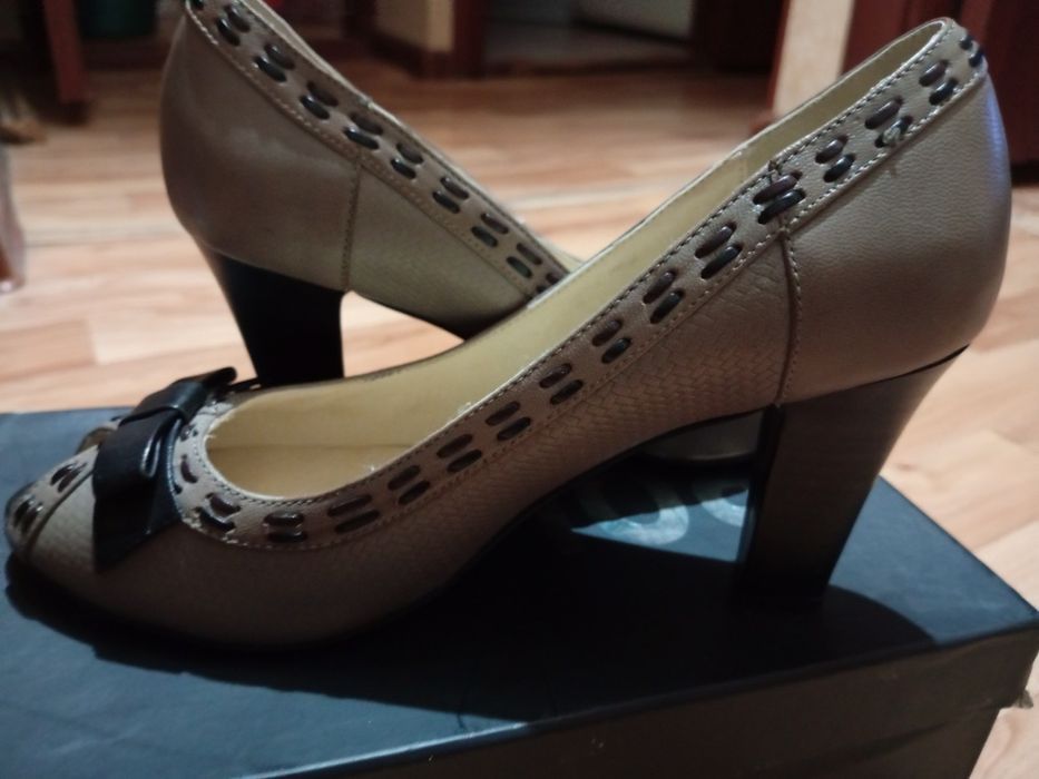 Женская обувь : босоножки и туфли