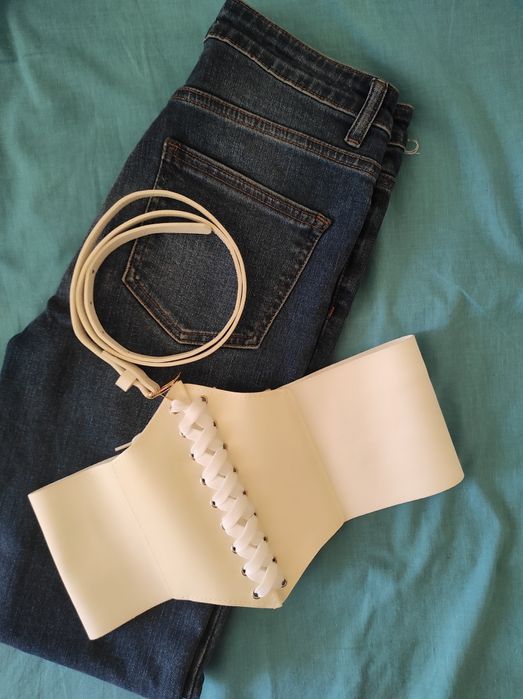 Blugi, corset și curea