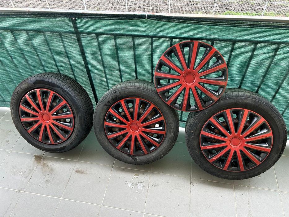 3 roți de iarnă 205/55 R16 cu capace sport roșu-negru