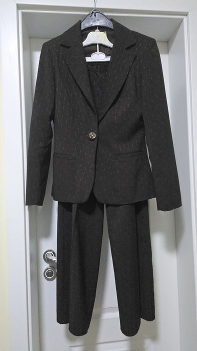 Кафяв официален костюм - прав панталон и вталено сако, размер С