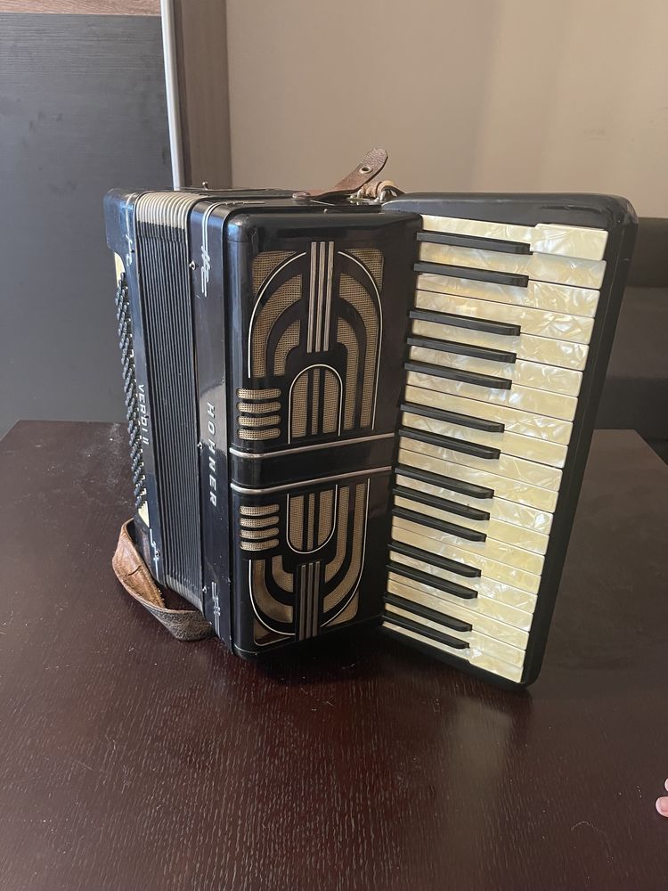 Продавам акордеон Hohner Verdi 2