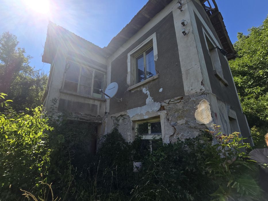 Продава къща в град Земен