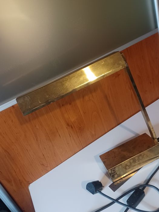 Ретро стара масивна настолна лампа