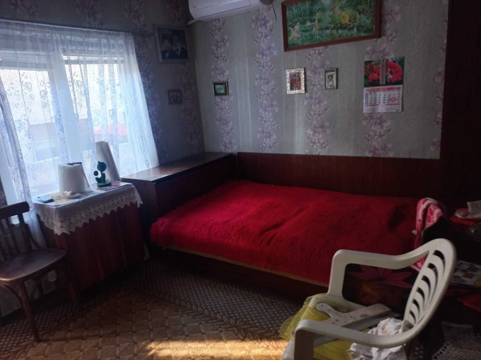 Продавам къща в идеален център с 4 стаи и два входа.