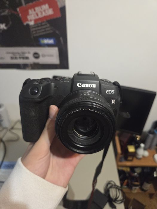 Camera mirrorless: Canon EOS RP + obiectiv 50 mm 1.8 + 2 baterie