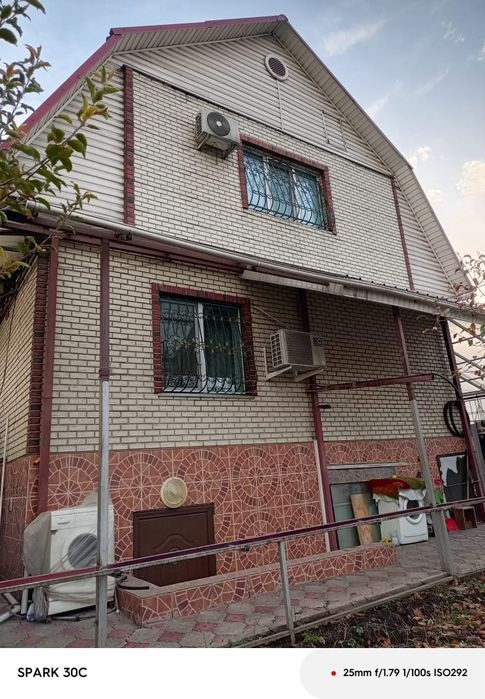 Добротный дом для большой семьи расположен в Турксибском районе