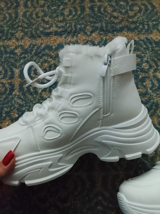 Зимние новые кроссовки