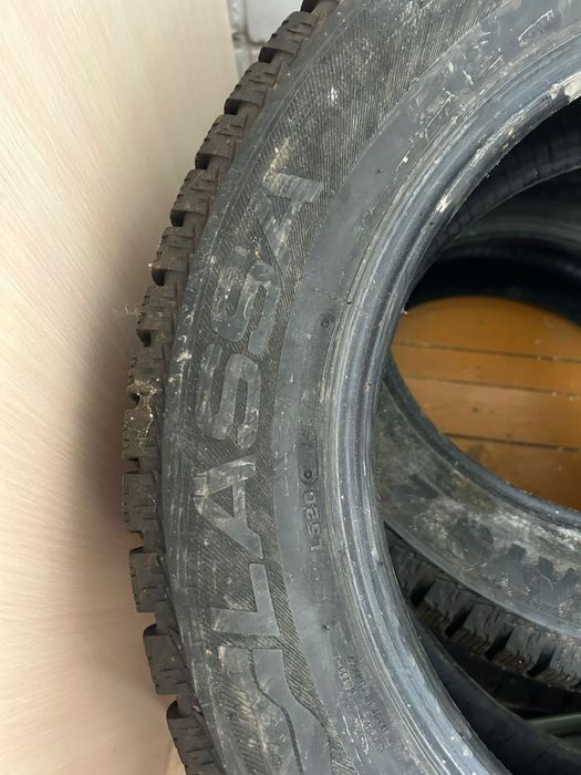 Продам шины зимные+липучки в отличном состояние