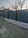 Fac garduri si porti din:
- fier forjat;
- tablă cutată;
- șipcă metal