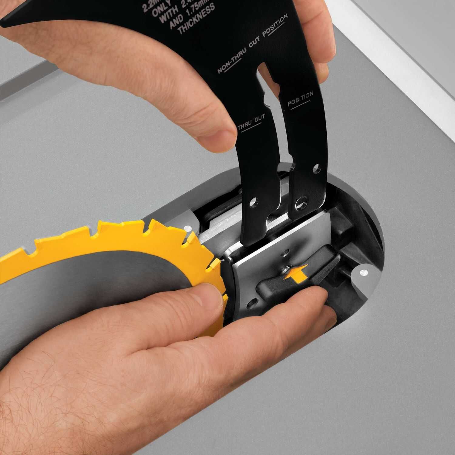 Настолен циркуляр с плот и работна маса с колела DeWALT
