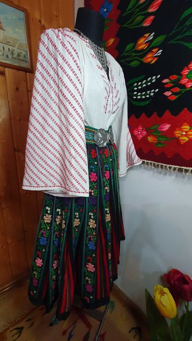 Costum popular (ie/camasa, valnic/fota/catrinta/opreg)