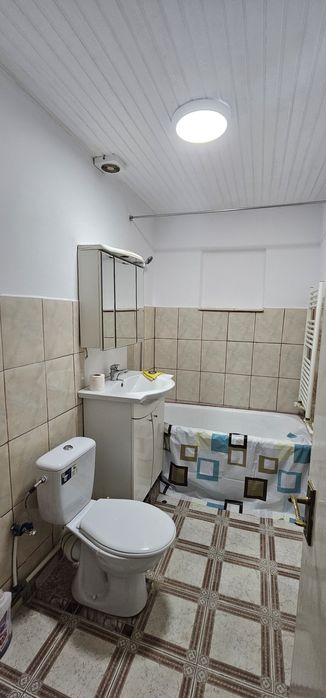 Vind Garsoniera ,mobilata 40.mp,In ROMAN-Str Roman Musat.Mobilata