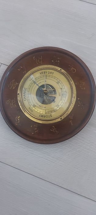 Vând Barometru .